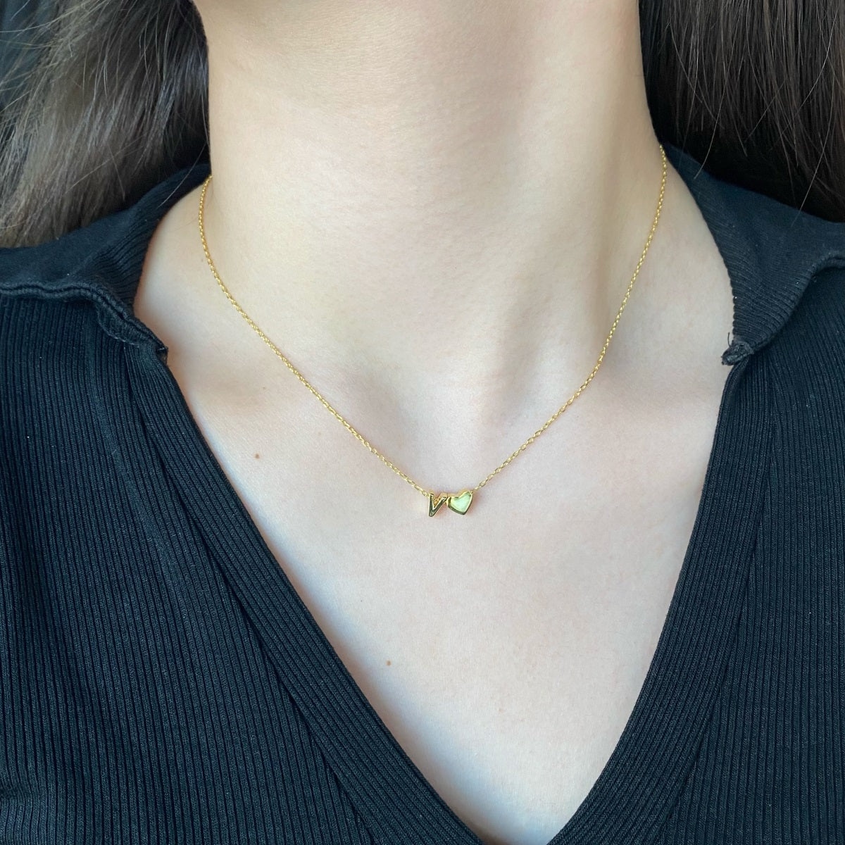 Cadena baño Oro 18K con dije corazón y letra V