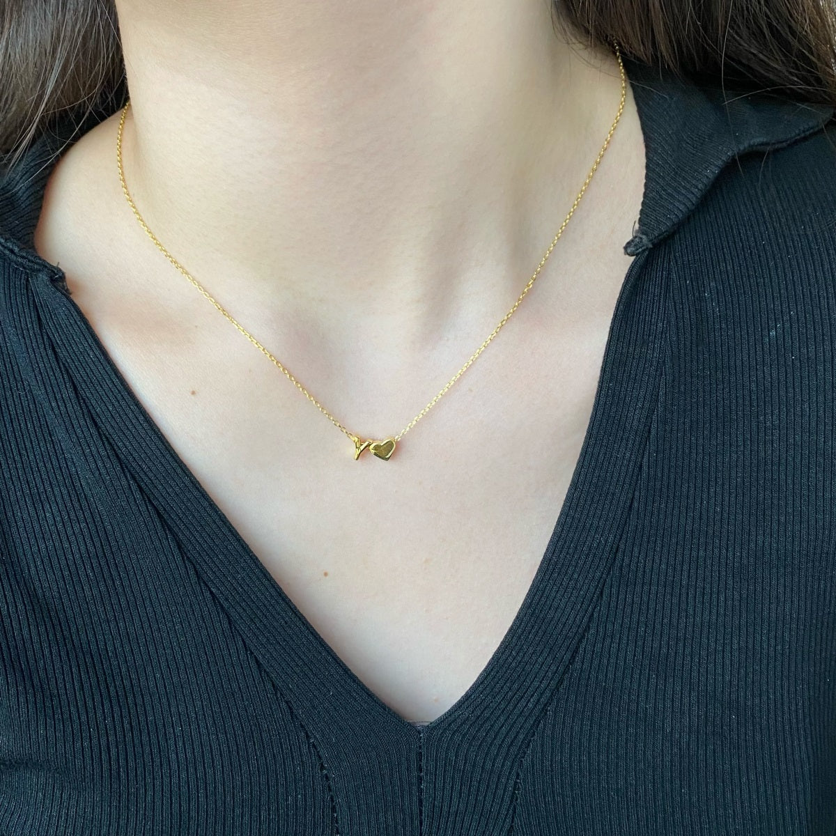 Cadena baño de Oro 18K con dije corazón y letra Y.