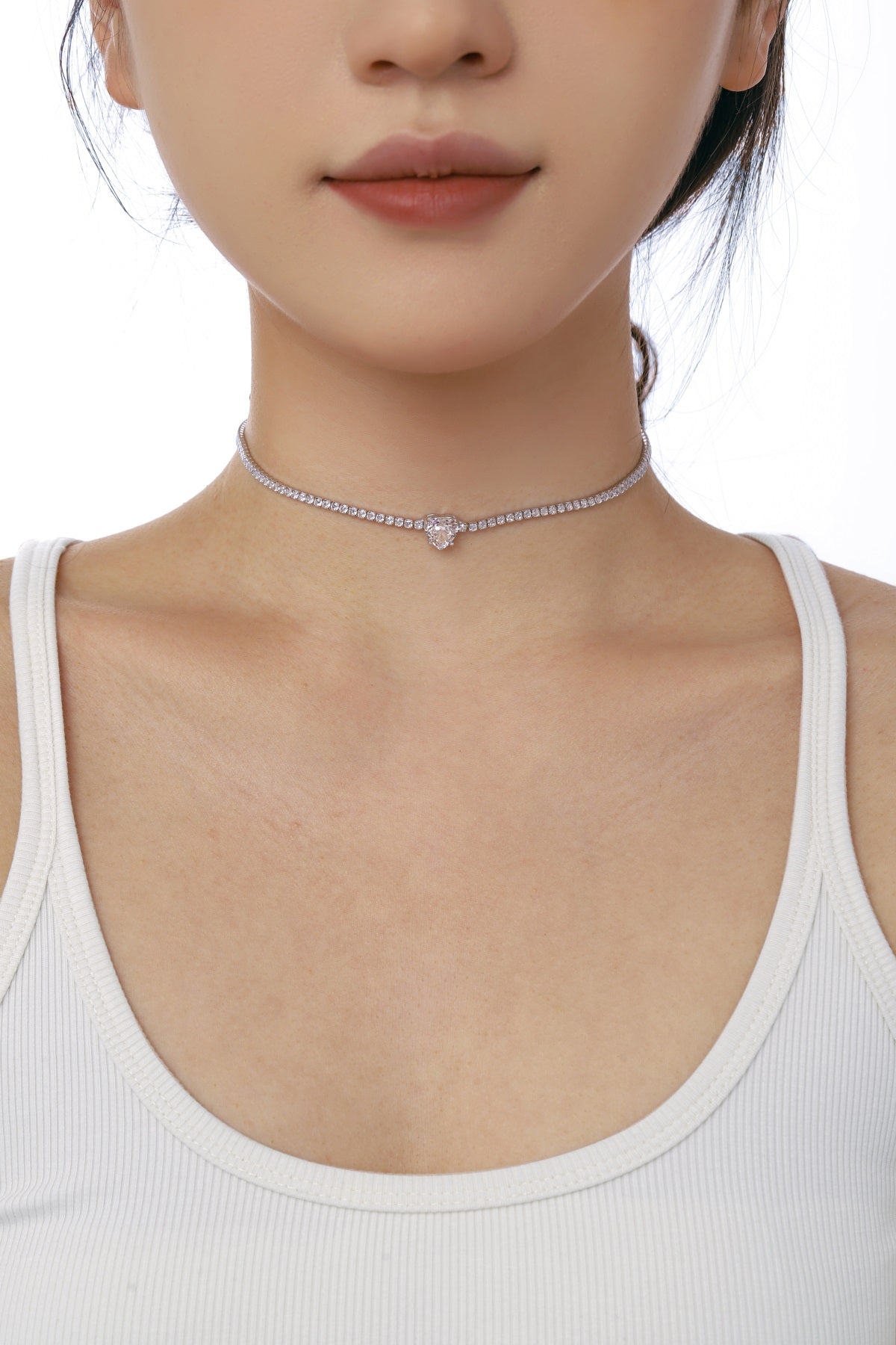 Cadena Zirconias blancas con dije corazón.