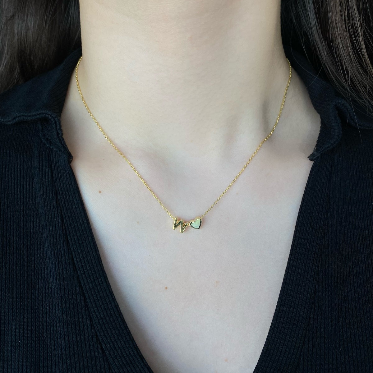 Cadena baño Oro 18K  con Dije corazón y  letra W