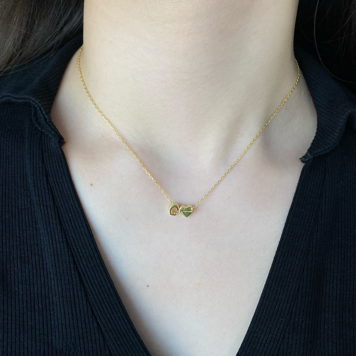 Cadena baño Oro 18K con dije corazón y letra C