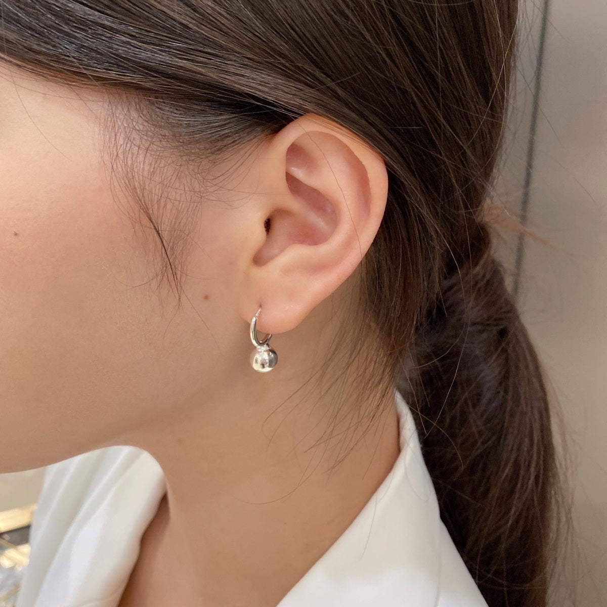 Arracada plata con bolita colgante