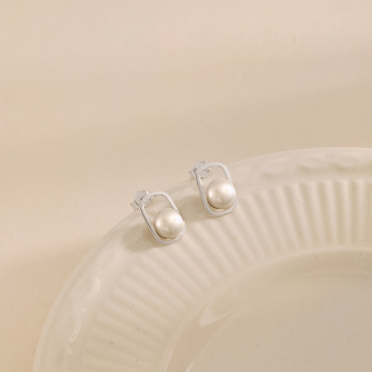 Arete cuadrado con perla