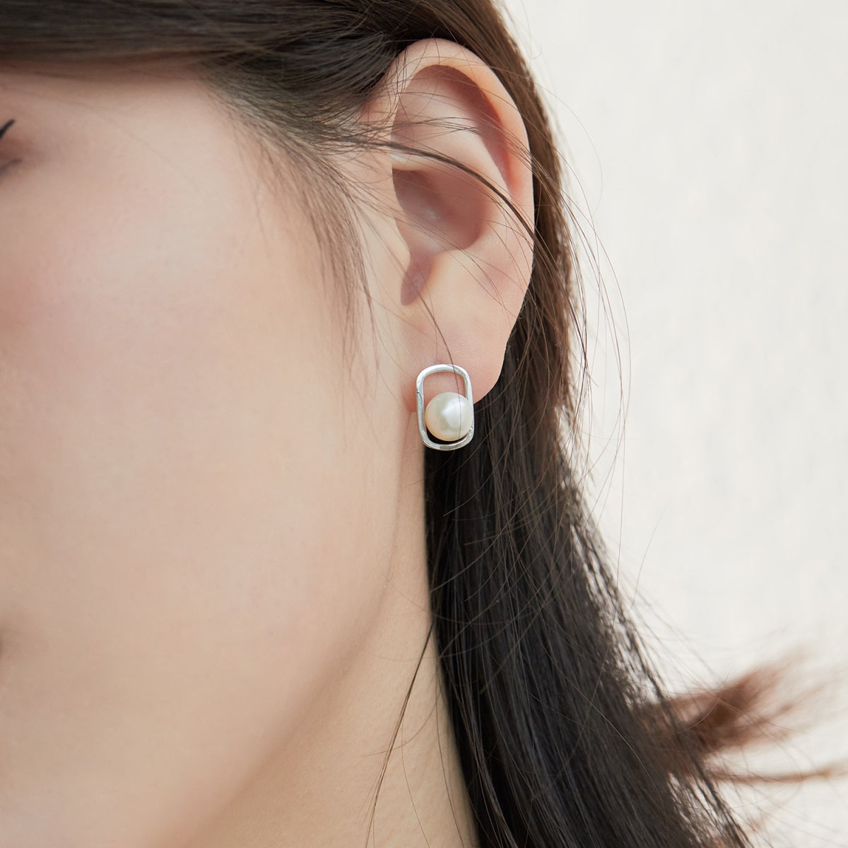 Arete cuadrado con perla