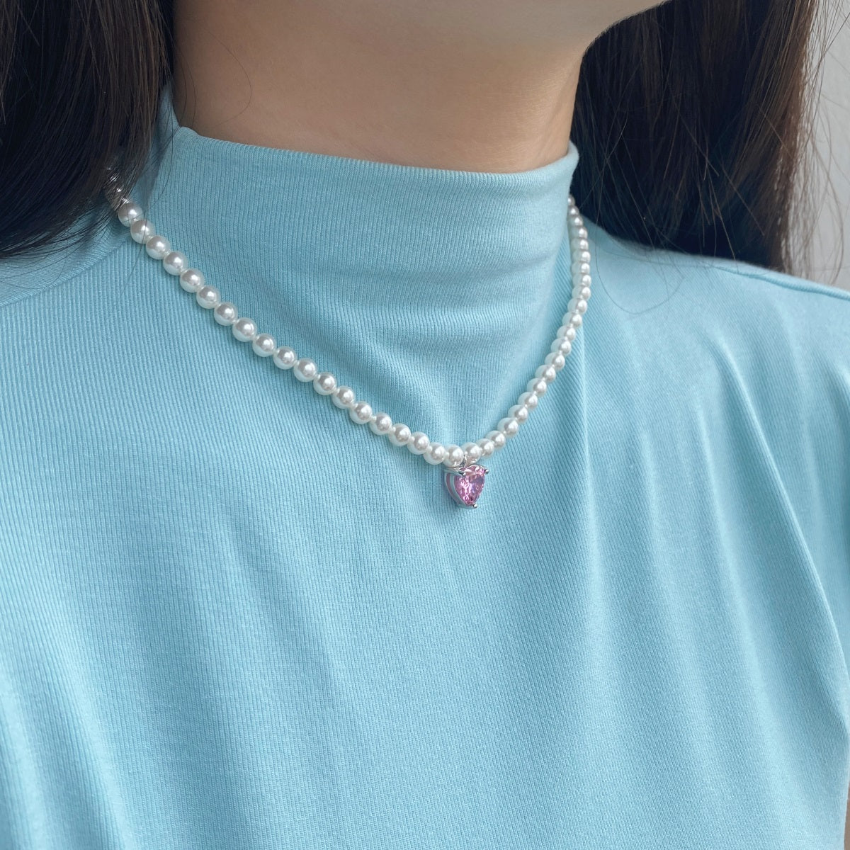 Collar Perlas blancas con dije Zirconia corazón rosa